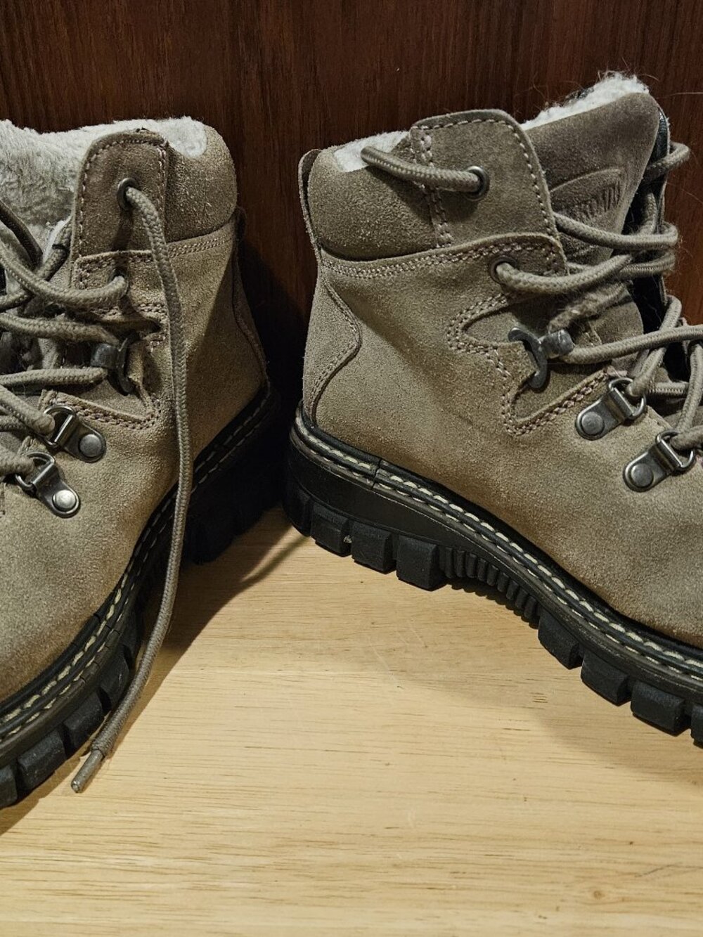 Women\s Winter Hiking Boots - Size 7